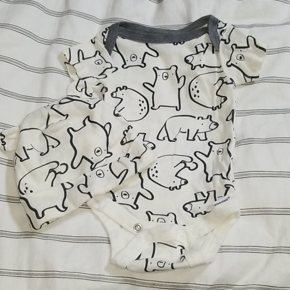 5 piece newborn Gerber onsie + beanie sets bundle - Picture 4 of 6